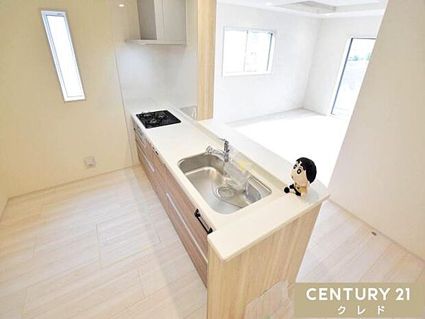 リビングで遊ぶお子さまを見守りながら調理ができる、安心の対面式キッチン。清潔感あふれる空間で、毎日の家事も楽しくなりそうです。