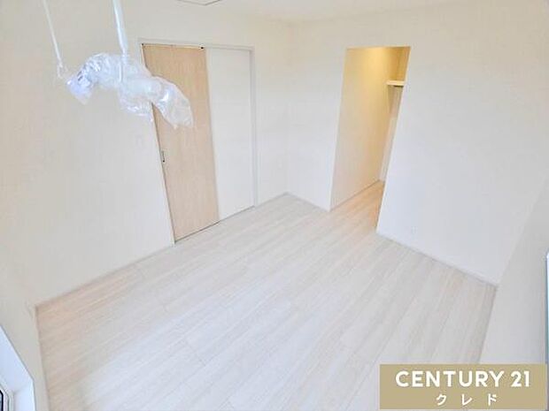 【洋室7帖】ゆとりある7帖の洋室は主寝室にぴったり。たっぷりと収納できるWICを備えており、衣類や季節物も綺麗に片付きます。