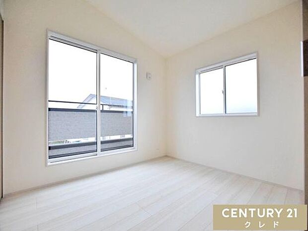 【洋室5.25帖】南西バルコニーに面した明るい洋室。クローゼットが備わっており、衣類や小物をすっきり収納できる使い勝手の良い空間です。