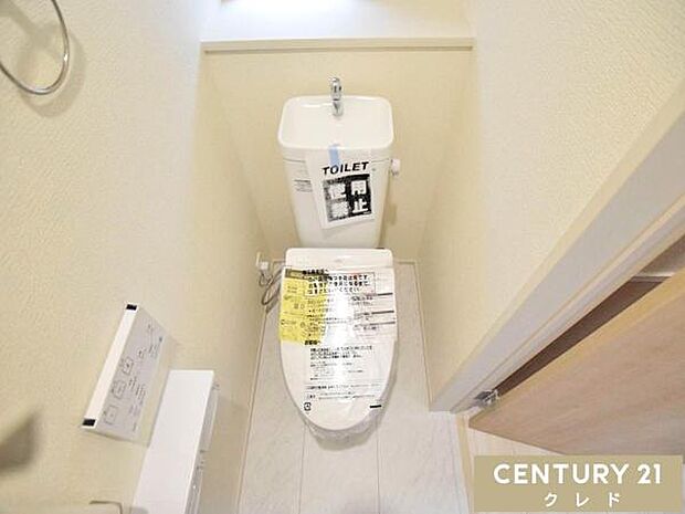 快適性と衛生面を兼ね備えたウォシュレット機能付きトイレ。窓付きで明るく、換気もしやすい空間で、日常的に清潔を保てます。