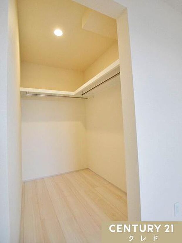 シーズン物のアウターから小物類まで、衣類もたっぷり収納できる、洋服好きにも嬉しい大容量WIC。毎日のお洋服選びも楽しみになりそうです。