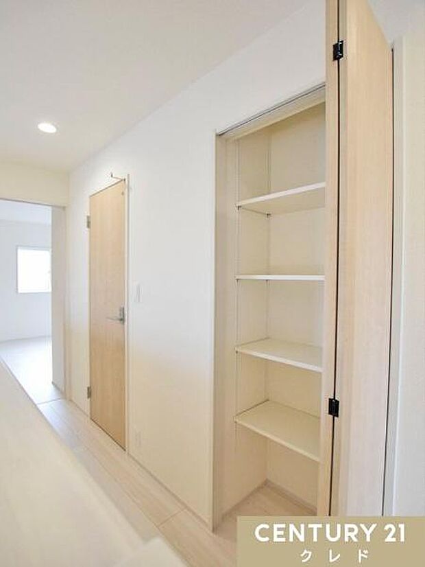 2階廊下には、あると嬉しい大容量の収納スペースを完備。可動棚を採用しているため、背の高い掃除機や日用品のストックなども無駄なくスッキリと収納できます。