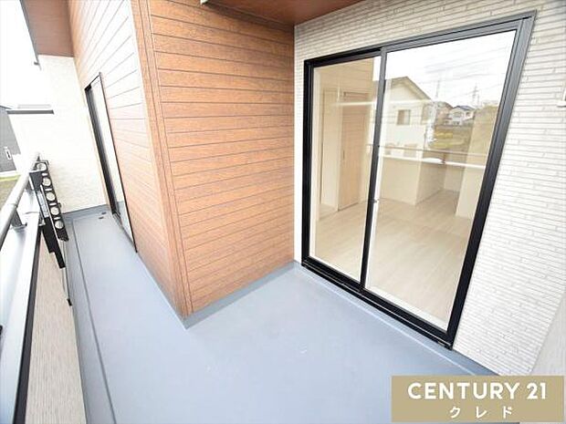 2部屋から出入り可能な南向きバルコニー。日中はたっぷりの光が差し込み、お洗濯物も気持ちよく乾かせます。