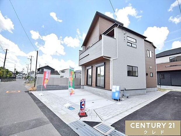 並列3台駐車可能なカースペース付き（車種による）前面道路は広々とした南側6ｍ公道で、お車のすれ違いも駐車もストレスフリーです。