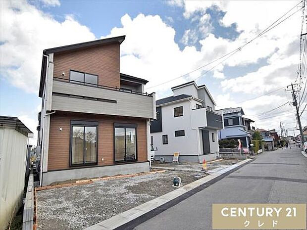 並列3台駐車可能なカースペース付き(車種による)前面道路は広々とした南側6m公道で、お車のすれ違いも駐車もストレスフリーです。