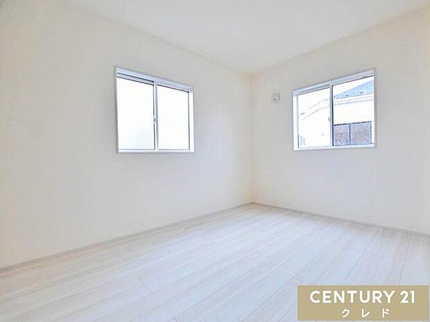 【洋室6.5帖】2面採光で明るい日差しが差し込む、風通しの良い洋室。どんなインテリアにも馴染みやすく、お好みの空間作りを楽しめます。