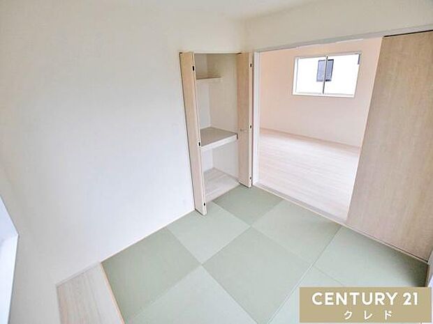 【和室5.25帖】隣接するリビングと合わせて、開放感あふれる広々とした空間に。客間としてはもちろん、お子様の遊び場やご家族のくつろぎスペースとしても活躍します。