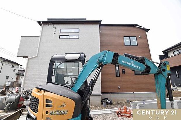 周辺にはスーパーなどの商業施設に加え、教育機関も充実。子育て世帯にも嬉しい、便利で安心な住環境が整っています。