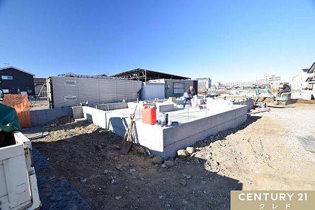 現在は基礎工事中です。床全面と立ち上がりを鉄筋コンクリートで施工することで、安心して暮らせる地震に強い基礎を造ります。