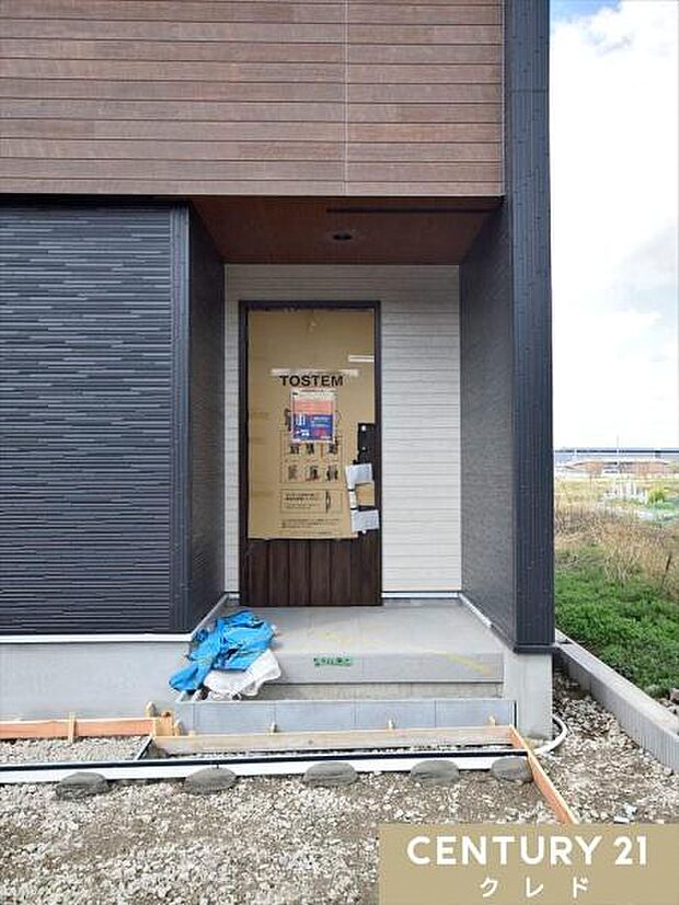 玄関ドアには、スマートに開閉できる便利な電子キー(電子錠)を採用。お買い物帰りで両手が塞がっている時や、お子様を抱っこしている時でも、鍵を探す手間なくスムーズに出入りできます。