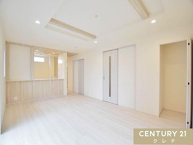 【LDK18帖】折上天井が空間に奥行きと開放感を演出するLDK18帖。お好きなインテリアに囲まれた住空間で癒されながら家族との時間を育むことができます。