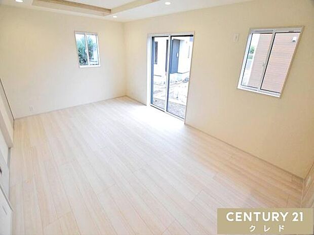 【LDK18帖】南西側に開口部を設けたリビングは、明るい光がたっぷりと入る居心地の良い空間。ご家族みんなが自然体で心地良く過ごすことができます。