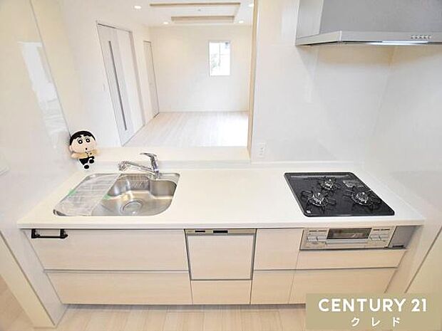 3口コンロや浄水器、家事の時短に大活躍の食洗機など、家事をサポートする設備も充実。デザイン性と機能性を兼ね備えたキッチンです。