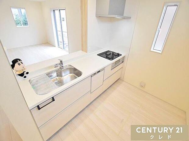 リビングで遊ぶお子さまを見守りながら調理ができる、安心の対面式キッチン。清潔感あふれる空間で、毎日の家事も楽しくなりそうです。