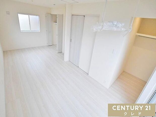 【洋室5.25帖+5帖】ドアが2か所あり、将来は間仕切りをして2部屋に分けることも可能。お子様の成長やライフスタイルの変化に合わせて、柔軟に使い方を変えられる便利な空間です。