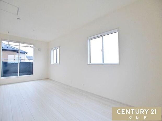 【洋室5.25帖+5帖】3面採光の開放感あふれる洋室!南西向きの窓からたっぷりの陽光が差し込み、お部屋全体を明るく照らします。主寝室としてはもちろん、間仕切りで2部屋への分割も可能です