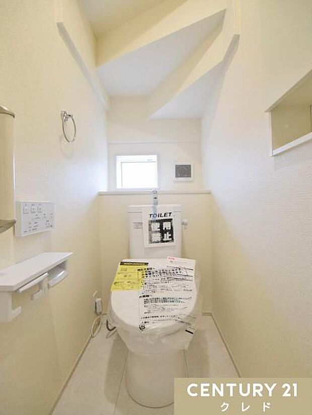 快適性と衛生面を兼ね備えたウォシュレット機能付きトイレ。窓付きで明るく、換気もしやすい空間で、日常的に清潔を保てます。