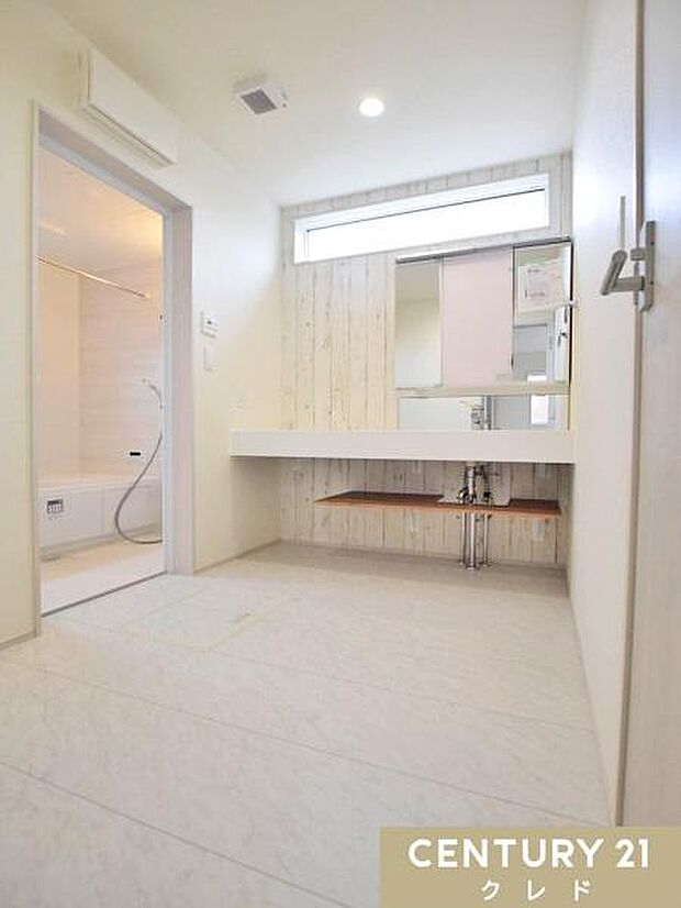 ゆとりある1.5坪の広々とした洗面室。洗面台下部がオープンになっているため、ランドリーバスケットや収納ボックスを自由に配置できます。