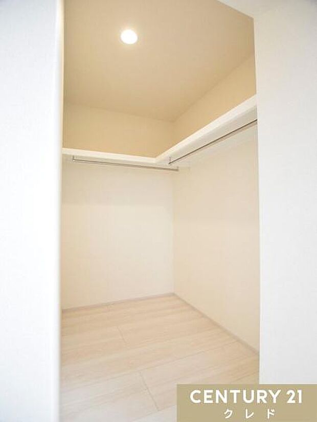 シーズン物のアウターから小物類まで、衣類もたっぷり収納できる、洋服好きにも嬉しい大容量WIC。毎日のお洋服選びも楽しみになりそうです。