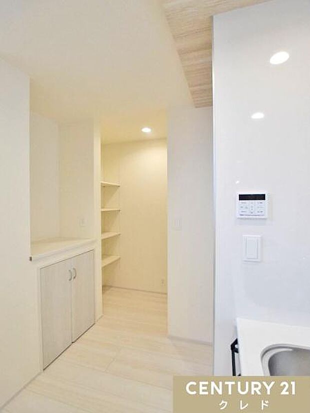 大容量のパントリーを完備。見せる収納として使える可動棚と、生活感を隠せる扉付き収納を備えています。食品のストックや調理器具もたっぷりしまえて、毎日の家事がさらに快適に。