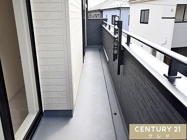 2部屋から出入り可能な南西向きのワイドバルコニー。日中はたっぷりの光が差し込み、お洗濯物も気持ちよく乾かせます。