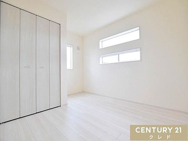 【洋室5.53帖】2面採光で明るい日差しが差し込む、風通しの良い洋室。どんなインテリアにも馴染みやすく、お好みの空間作りを楽しめます。