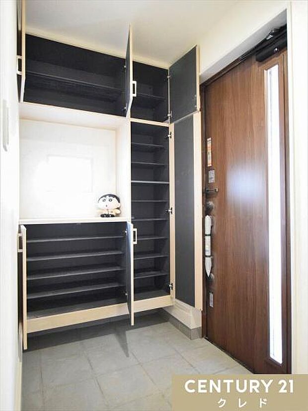 大容量のシューズボックスには便利な姿見付き。カウンター部分にはお気に入りの小物や写真を飾って、ご家族やお客様を華やかにお迎えできます