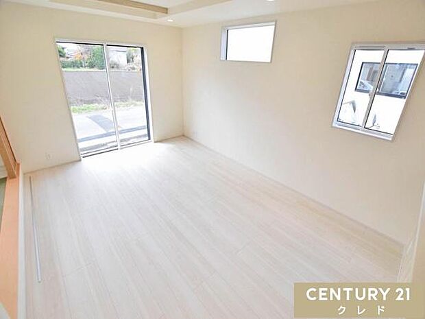 【LDK19.5帖】南側に開口部を設けたリビングは、明るい光がたっぷりと入る居心地の良い空間。ご家族みんなが自然体で心地良く過ごすことができます。