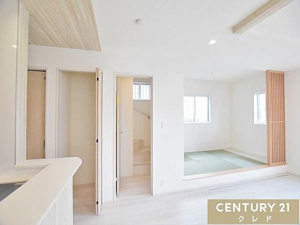 【LDK19.5帖】人気のリビングスルー階段と対面式キッチンを組み合わせた、家族の絆が深まるLDK。「ただいま」「おかえり」の声が自然と響く、温かい空間設計です。