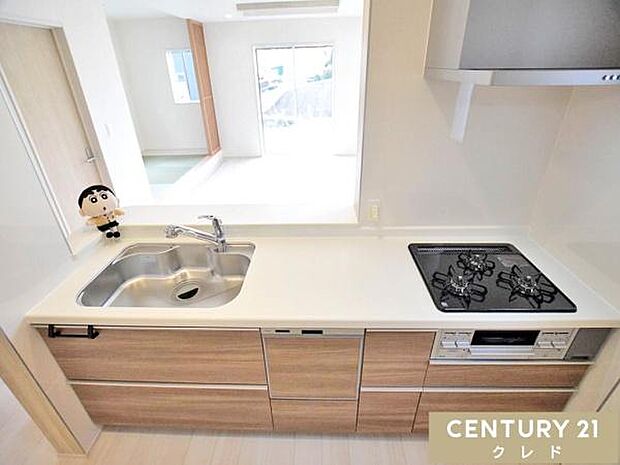 リビングで遊ぶお子さまを見守りながら調理ができる、安心の対面式キッチン。3口コンロや浄水器、家事の時短に大活躍の食洗機など、家事をサポートする設備も充実しています。