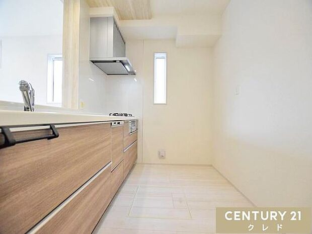 キッチンは大人2人が並んでもゆとりのある広さで、毎日の家事の時間も快適に。お子さまの「やってみたい！」にも、笑顔で応えたくなる空間です。