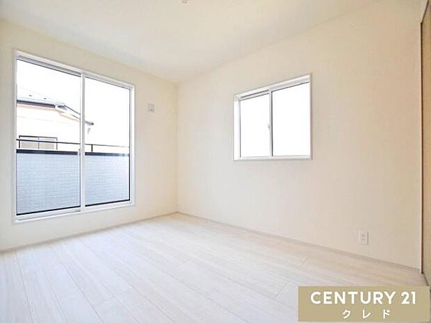 【洋室6帖】バルコニーに面した陽当り良好な6帖の洋室。どんなインテリアにも合わせやすいシンプルな内装で、自分好みの空間づくりをお楽しみいただけます。