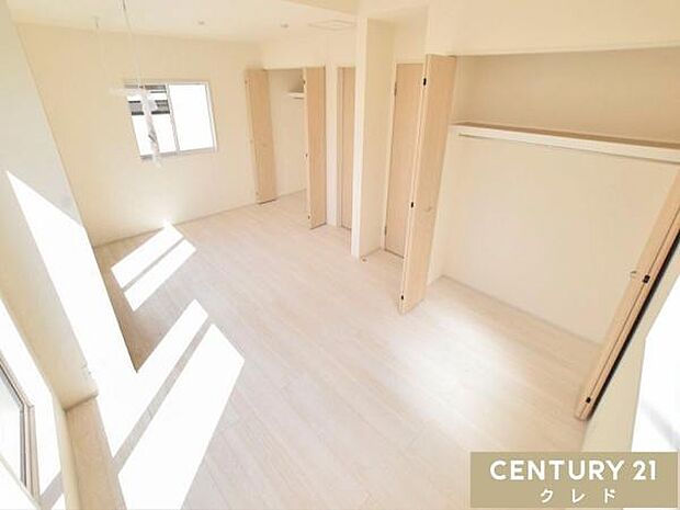 【洋室5.25帖＋5帖】ドアが2か所あり、将来は間仕切りをして2部屋に分けることも可能。お子様の成長やライフスタイルの変化に合わせて、柔軟に使い方を変えられる便利な空間です。