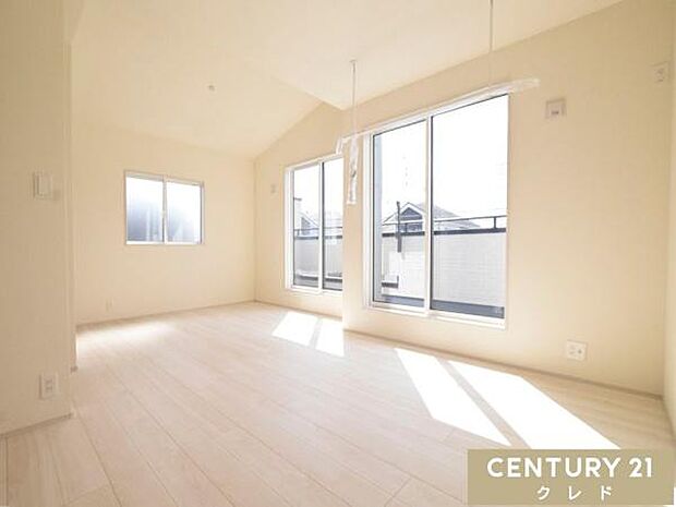 【洋室5.25帖＋5帖】3面採光の開放感あふれる洋室！南向きの窓からたっぷりの陽光が差し込み、お部屋全体を明るく照らします。主寝室としてはもちろん、間仕切りで2部屋への分割も可能です