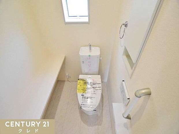 快適性と衛生面を兼ね備えたウォシュレット機能付きトイレ。壁面にはニッチ収納を備え、カウンタースペースもあり収納力も充実。手すりも設置済みで安心して使える空間です。