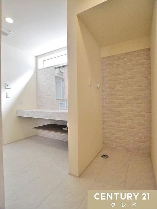 広々1.5坪の洗面室には、独立した洗濯機置き場を配置。生活感が出やすい洗濯機周りをスッキリ見せる工夫がされています。高窓から自然光が入り、明るく清潔感たっぷり。