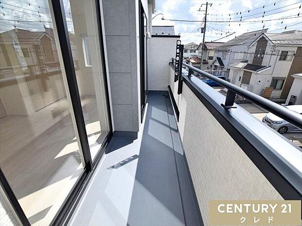 開放感あふれる南・西の2面バルコニーは、爽やかな風が通り抜け、快適にお過ごしいただけます。