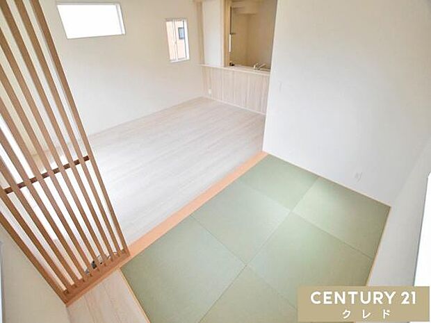 リビングと一体で使える小上がりの畳コーナー3.4帖。段差に腰掛けてテレビを見たり、ごろんと横になったり、家族のくつろぎの場に…。