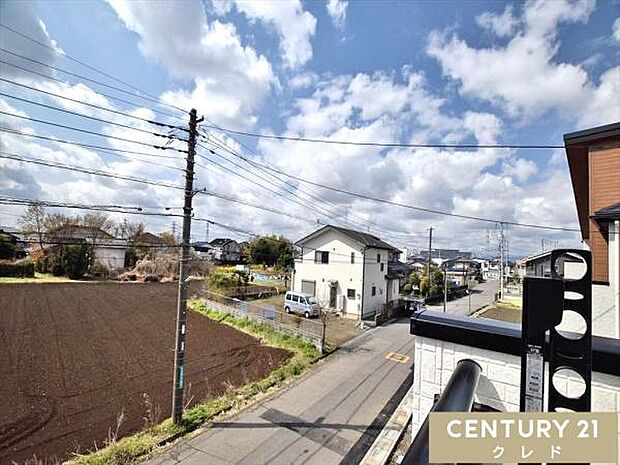 バルコニーからの眺望です。晴れた日には青空が広がり、心地よい風に包まれながら、ゆったりとした時間をお過ごしいただけます。