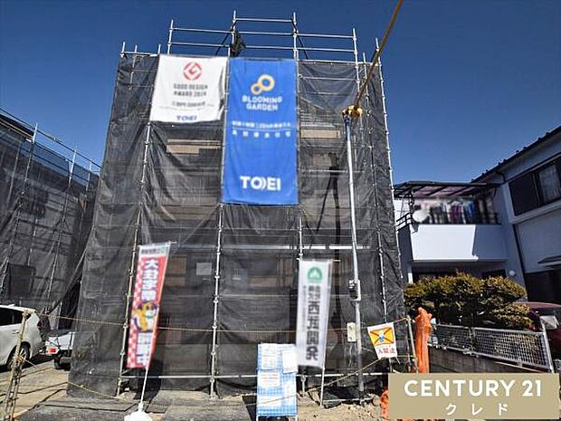 柱や梁などのお家の主要な部分が組まれ、段々とお家の形が出来上がってきました。現在は防水シートの施工中です。雨漏りや壁の中の腐食を防ぐ重要な役割をしています。