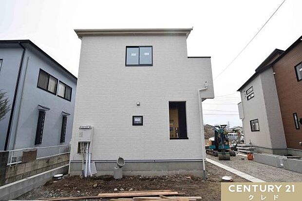 周辺にはスーパーなどの商業施設に加え、教育機関も充実。子育て世帯にも嬉しい、便利で安心な住環境が整っています。