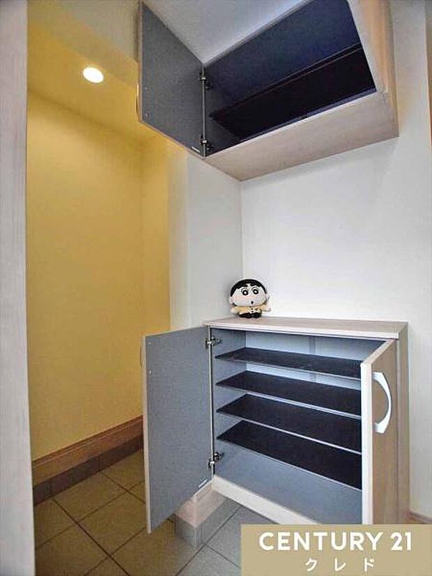 靴はもちろん、傘やベビーカーなどの外用品が溢れがちな玄関に、SICを設けることで収納場所を確保し、キレイな玄関を保てます!