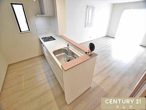 背面のスペースにはゆとりを持たせており、カップボードや冷蔵庫を置いてもすれ違いやすく、ご夫婦での調理もスムーズです。小窓があり換気も良好!