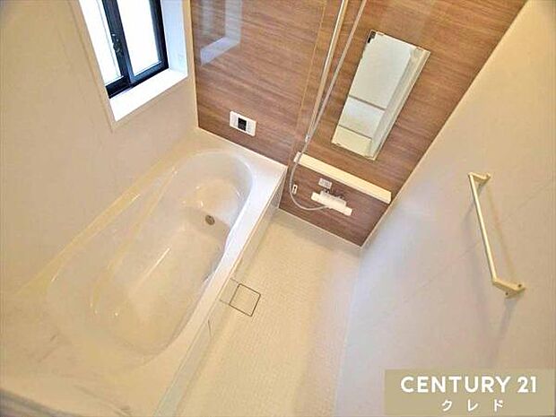 節水もできるベンチタイプの浴槽があります。楽しく半身浴やお子様との入浴ができます。足を伸ばしてゆっくり疲れを癒すこともできる広さです。