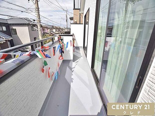 心地よい陽射しと爽やかな風が感じられる南西向きバルコニー。日中はたっぷりの光が差し込み、お洗濯物も気持ちよく乾かせます。