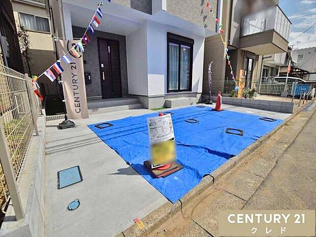 L字に2台駐車可能です(車種による)ご夫婦でお車をお持ちの方も安心ですね。南側6.2m道路に面し、陽当り通風良好!車のすれ違いもスムーズ。