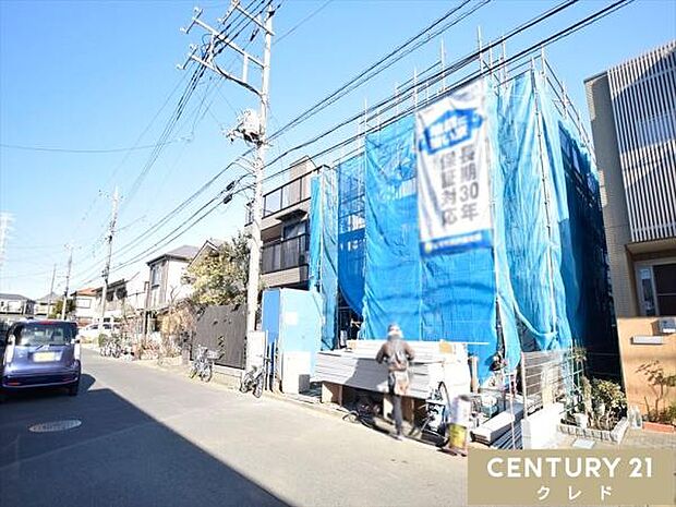 防水シートの施工中です。雨漏りや壁の中の腐食を防ぐ重要な役割をしています。