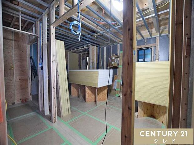 柱や梁がしっかりと組み上げられ、家の骨格となる構造部分の工事が進んでいきます。