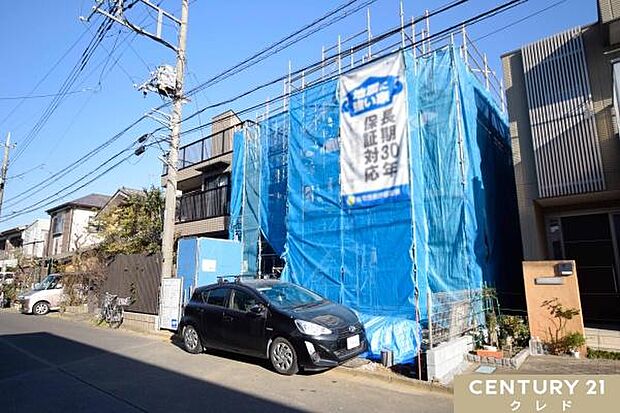 L字に2台駐車可能なカースペース付き（車種による）ご夫婦でお車をお持ちの方も安心ですね。