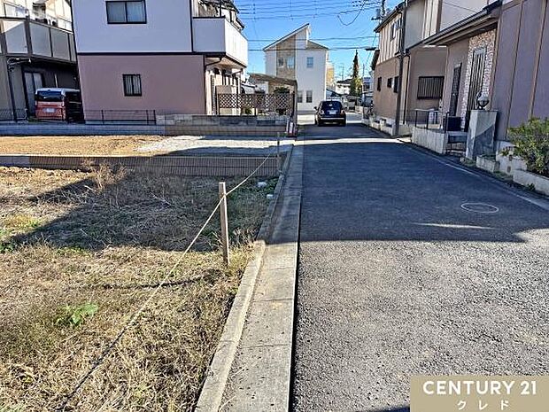 南側4.2ｍ私道に面した立地。駐車場は並列2台（車種による）ご夫婦でお車をお持ちの方も安心です！